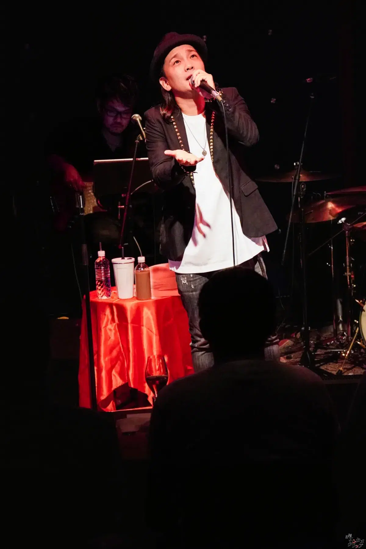 元Folder5・AKINA、29周年記念ライブを開催！175R・SHOGOとの豪華コラボやサックス演奏でファンを魅了