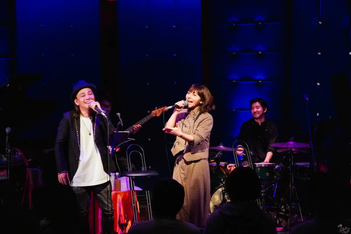 元Folder5・AKINA、29周年記念ライブを開催！175R・SHOGOとの豪華コラボやサックス演奏でファンを魅了