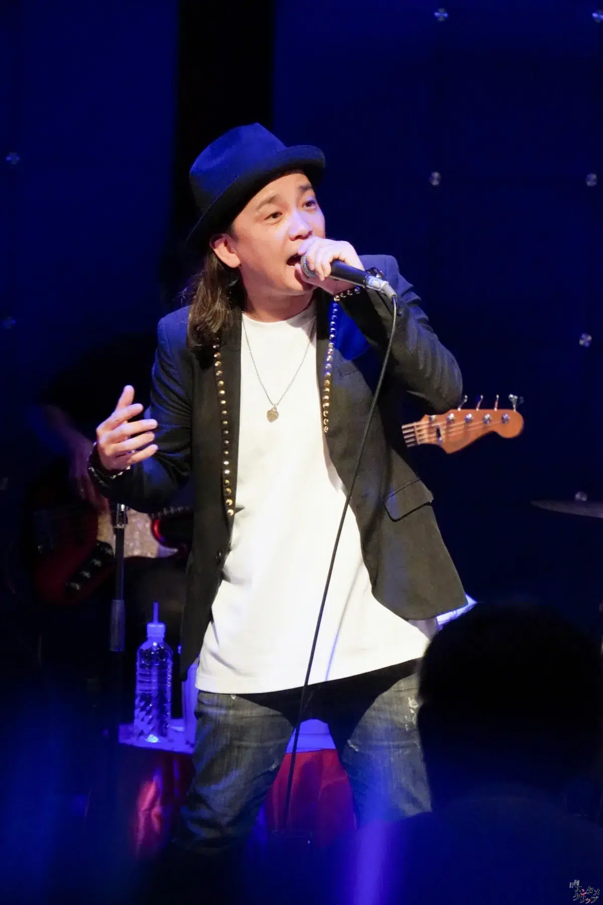 元Folder5・AKINA、29周年記念ライブを開催！175R・SHOGOとの豪華コラボやサックス演奏でファンを魅了