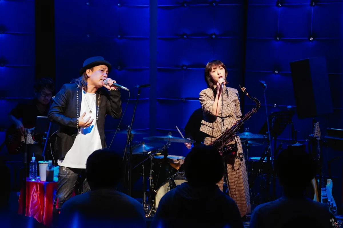 元Folder5・AKINA、29周年記念ライブを開催！175R・SHOGOとの豪華コラボやサックス演奏でファンを魅了