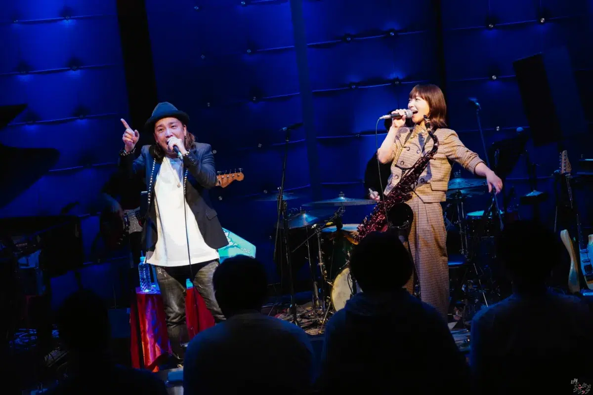 元Folder5・AKINA、29周年記念ライブを開催！175R・SHOGOとの豪華コラボやサックス演奏でファンを魅了