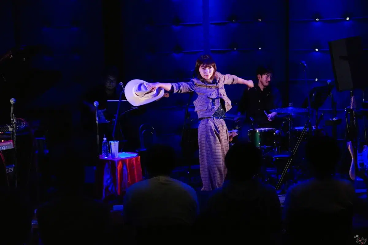 元Folder5・AKINA、29周年記念ライブを開催！175R・SHOGOとの豪華コラボやサックス演奏でファンを魅了
