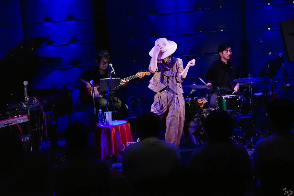 元Folder5・AKINA、29周年記念ライブを開催！175R・SHOGOとの豪華コラボやサックス演奏でファンを魅了