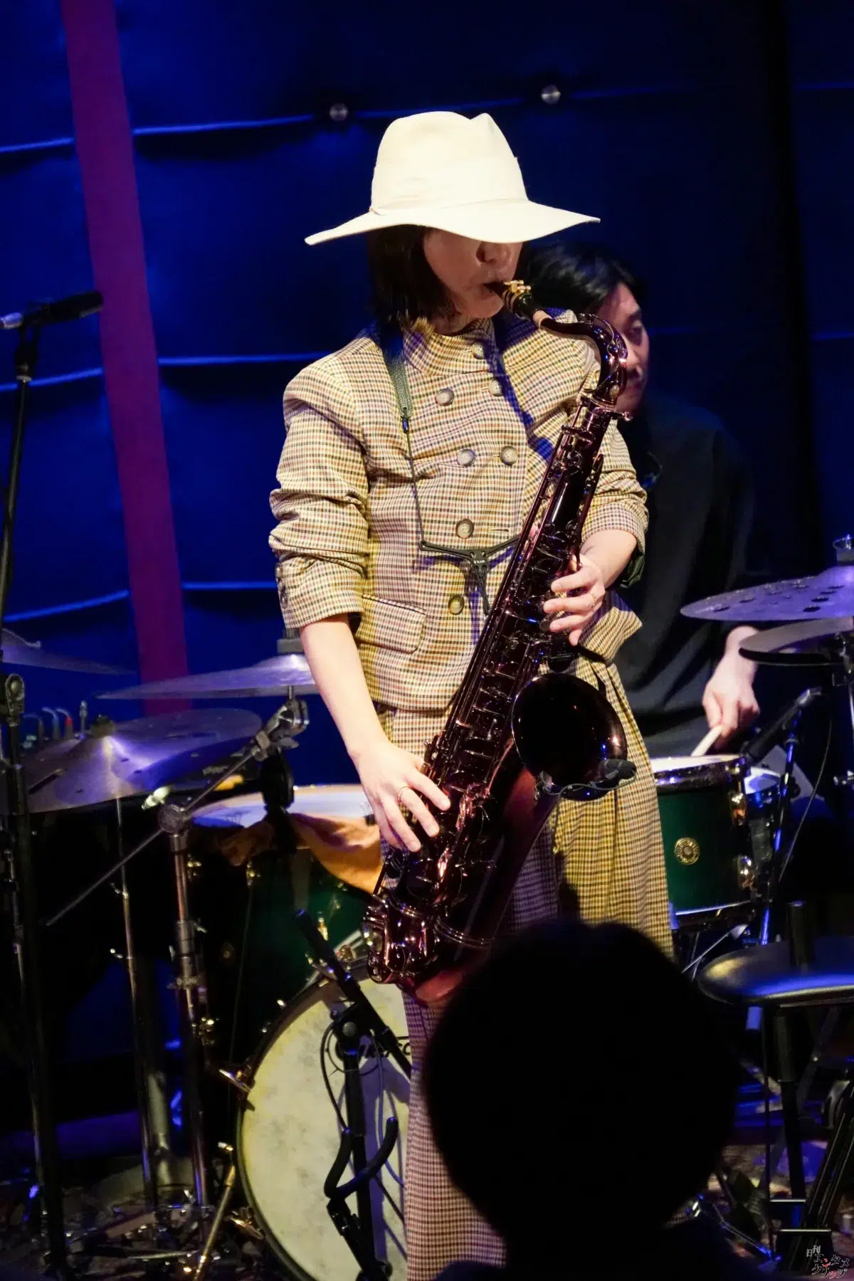 元Folder5・AKINA、29周年記念ライブを開催！175R・SHOGOとの豪華コラボやサックス演奏でファンを魅了