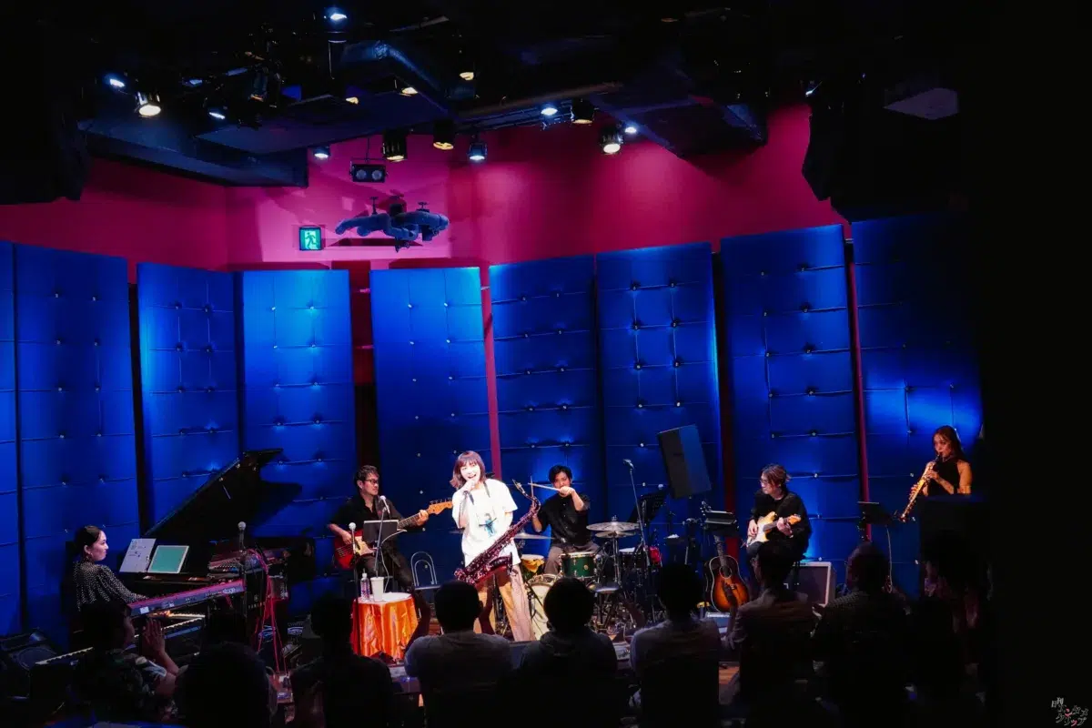 元Folder5・AKINA、29周年記念ライブを開催！175R・SHOGOとの豪華コラボやサックス演奏でファンを魅了
