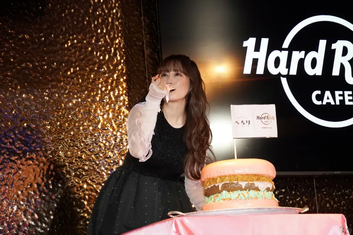 ももクロ・佐々木彩夏、30歳記念の1st写真集『ぺろり』発売！総カロリー2万kcalの“食旅”で「あっという間の30年」を表現