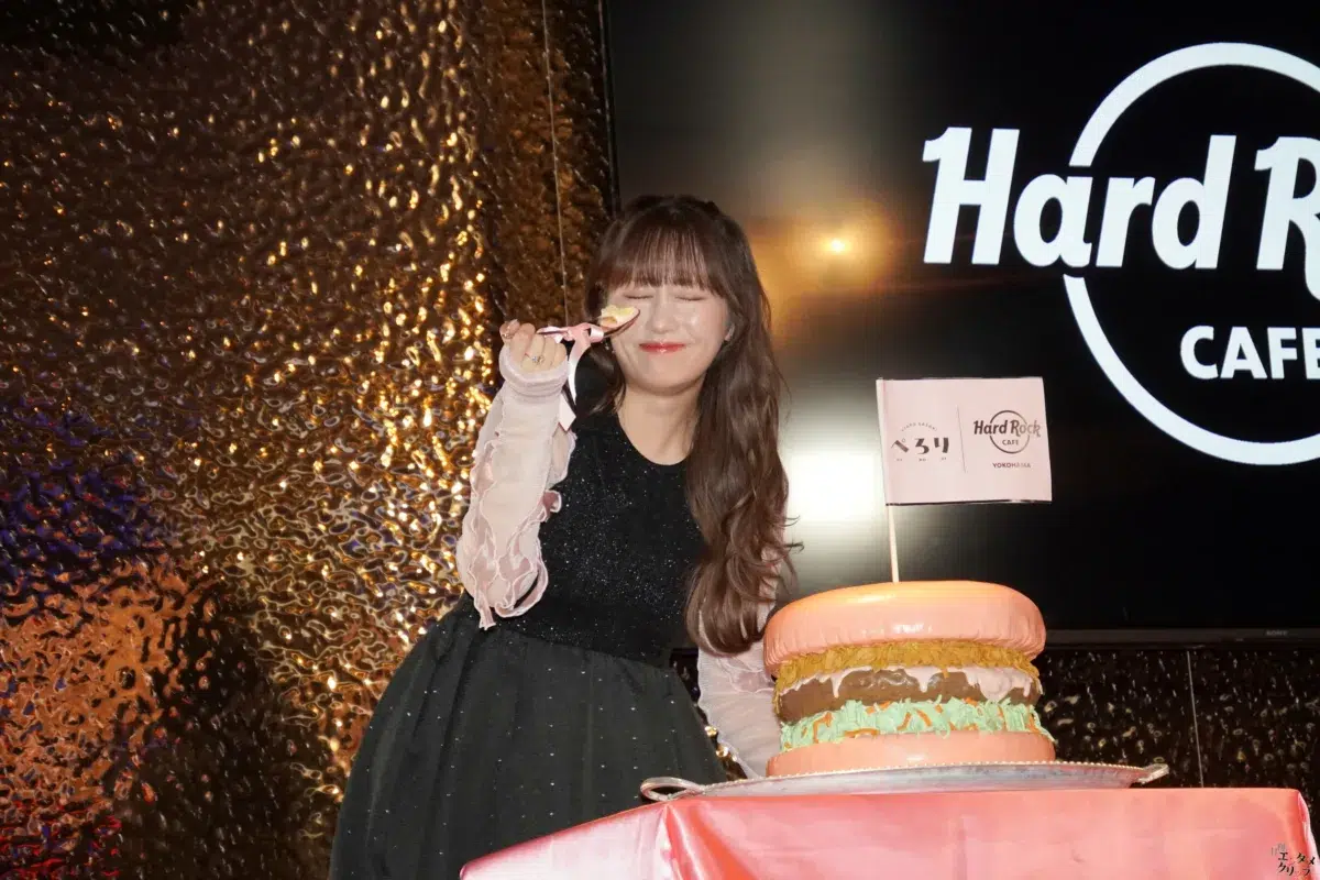 ももクロ・佐々木彩夏、30歳記念の1st写真集『ぺろり』発売！総カロリー2万kcalの“食旅”で「あっという間の30年」を表現