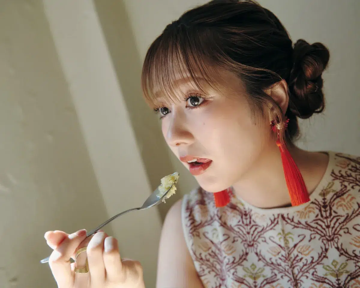 ももクロ・佐々木彩夏、30歳記念の1st写真集『ぺろり』発売！総カロリー2万kcalの“食旅”で「あっという間の30年」を表現