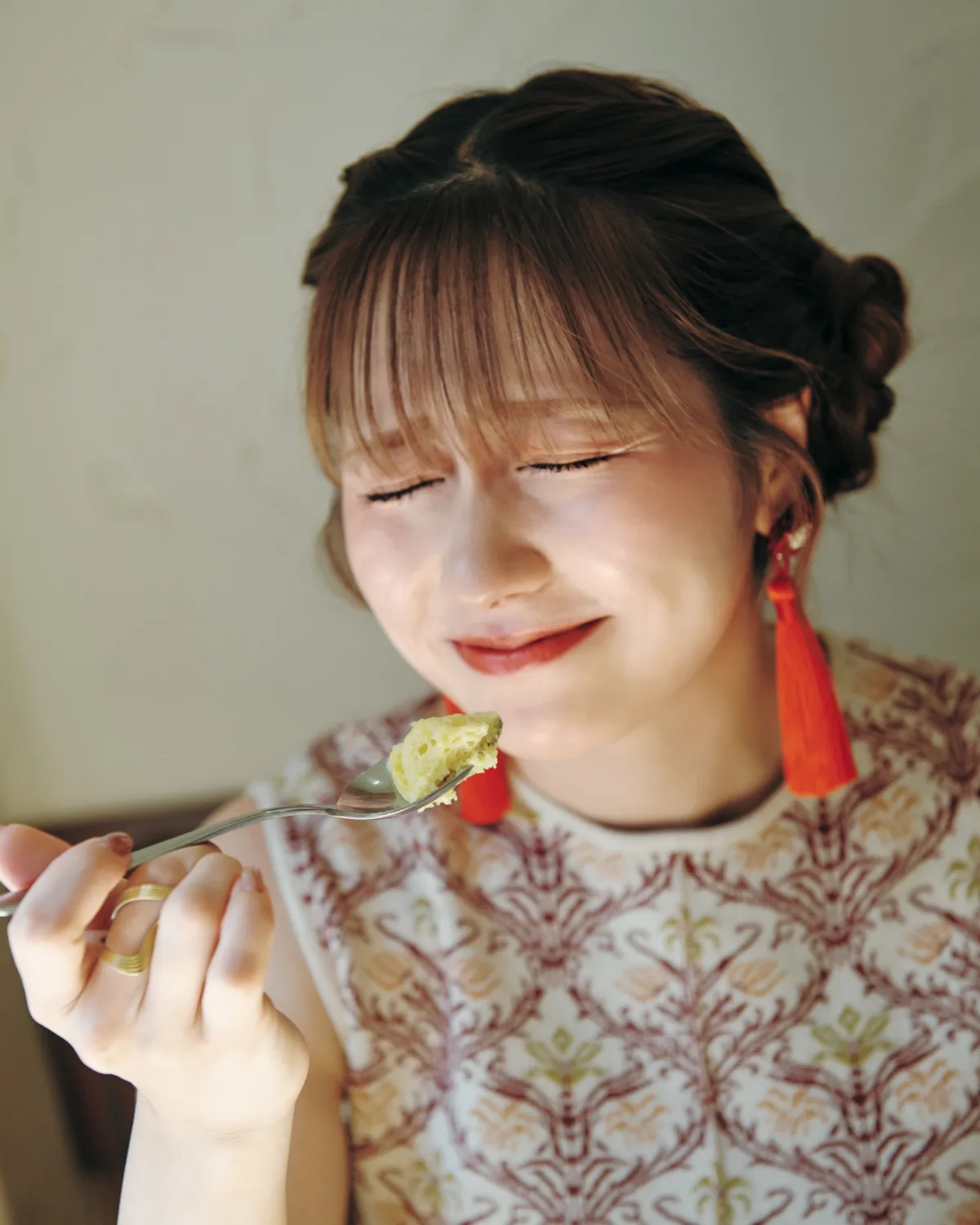 ももクロ・佐々木彩夏、30歳記念の1st写真集『ぺろり』発売！総カロリー2万kcalの“食旅”で「あっという間の30年」を表現
