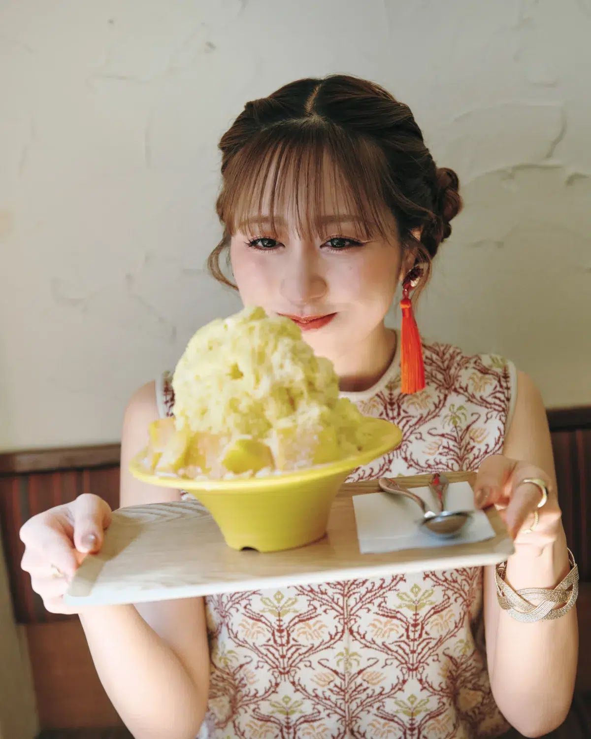 ももクロ・佐々木彩夏、30歳記念の1st写真集『ぺろり』発売！総カロリー2万kcalの“食旅”で「あっという間の30年」を表現
