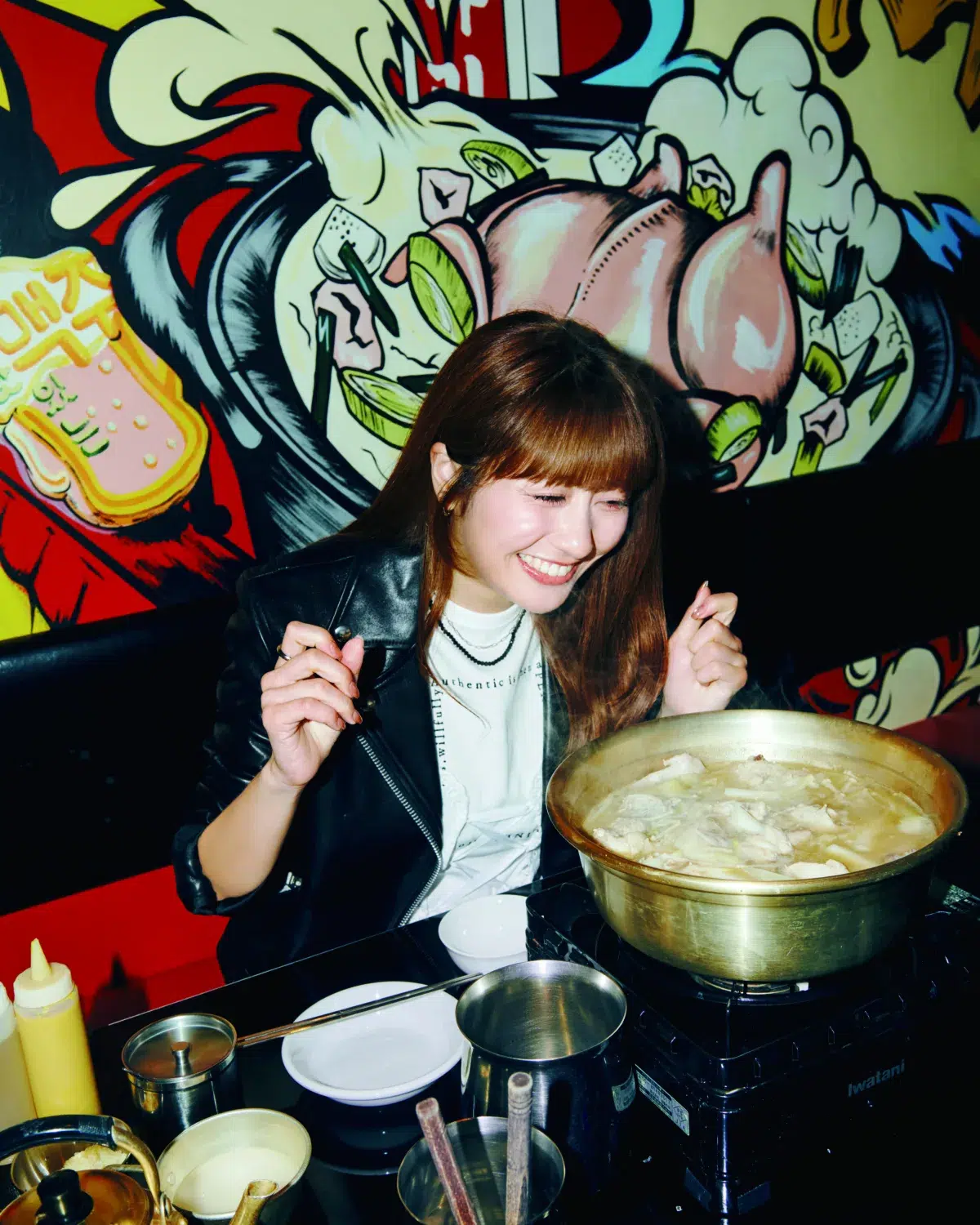 ももクロ・佐々木彩夏、30歳記念の1st写真集『ぺろり』発売！総カロリー2万kcalの“食旅”で「あっという間の30年」を表現