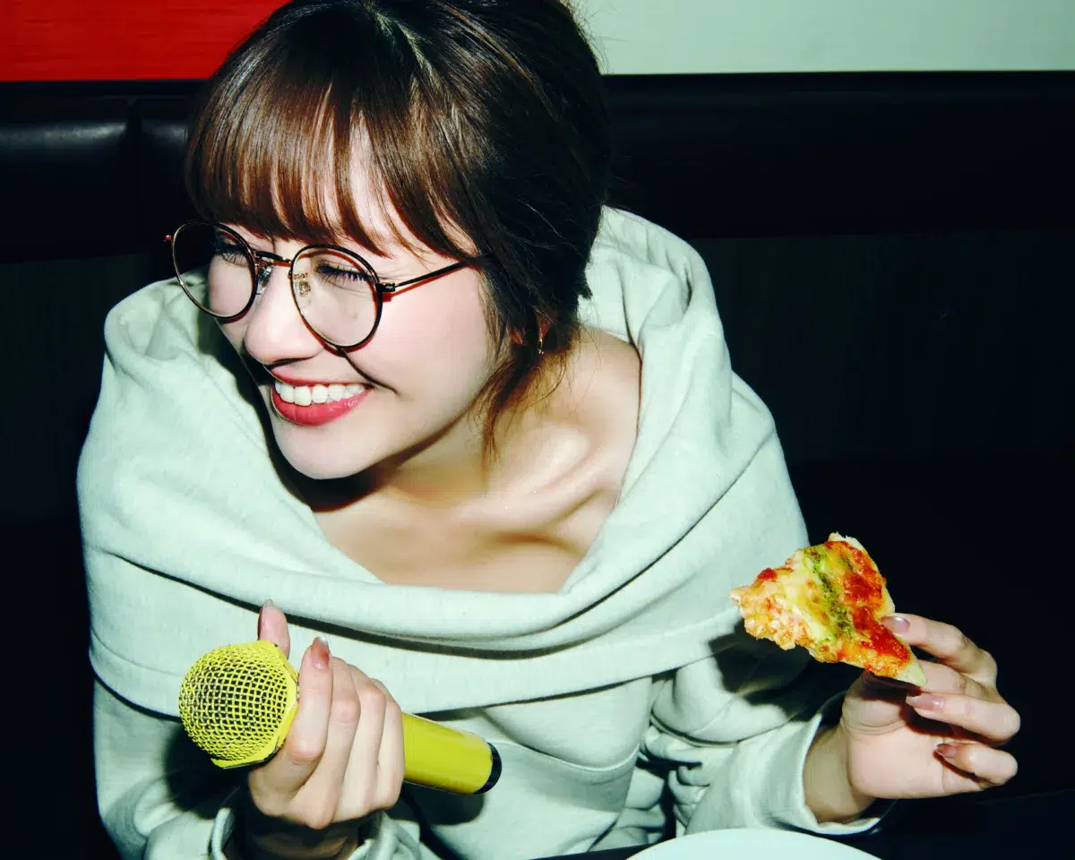 ももクロ・佐々木彩夏、30歳記念の1st写真集『ぺろり』発売！総カロリー2万kcalの“食旅”で「あっという間の30年」を表現
