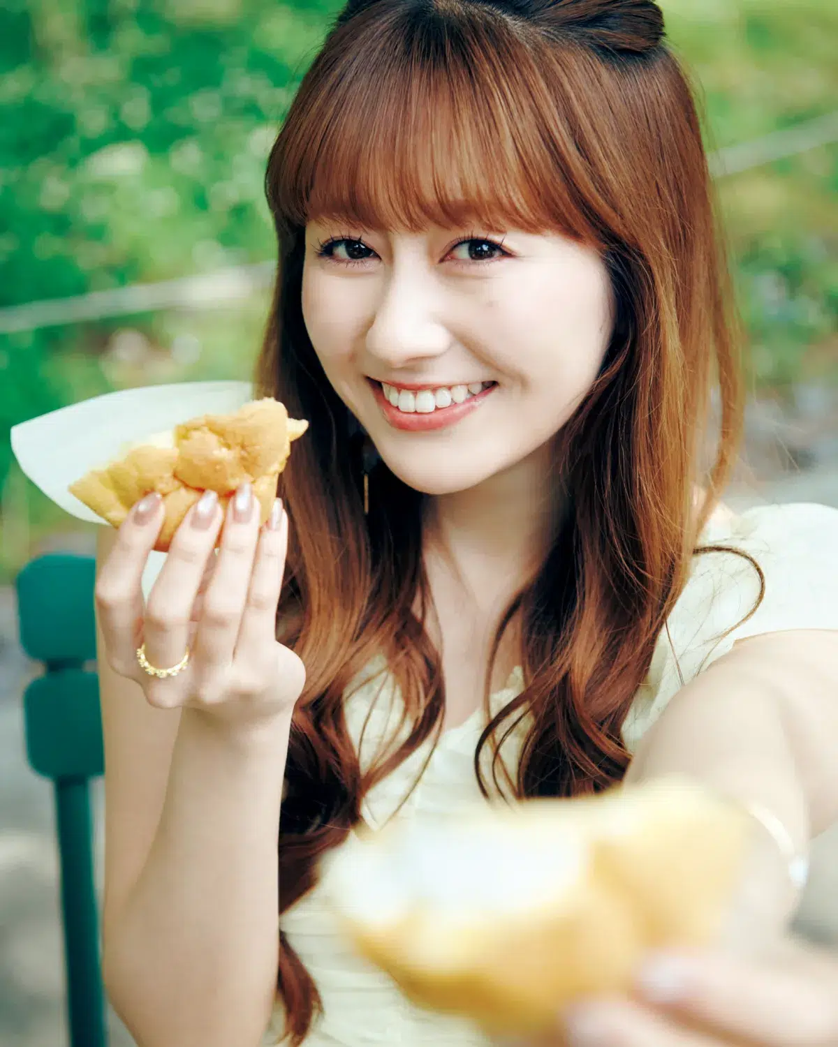 ももクロ・佐々木彩夏、30歳記念の1st写真集『ぺろり』発売！総カロリー2万kcalの“食旅”で「あっという間の30年」を表現