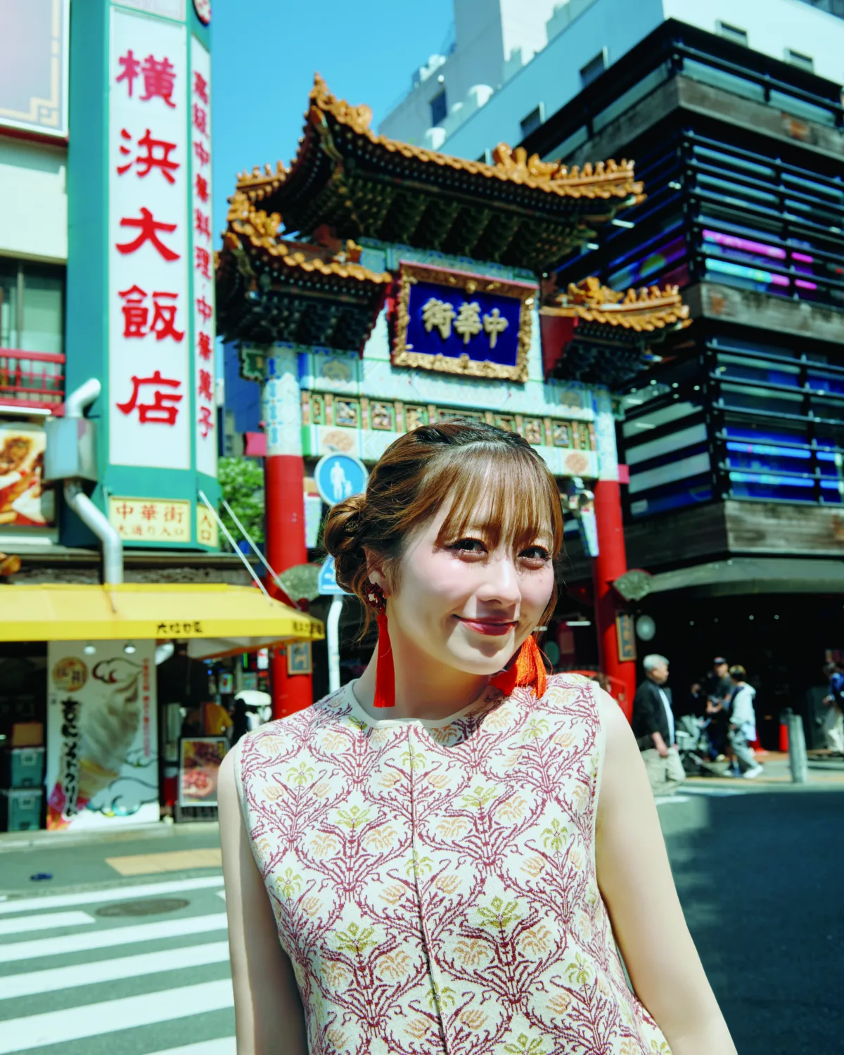 ももクロ・佐々木彩夏、30歳記念の1st写真集『ぺろり』発売！総カロリー2万kcalの“食旅”で「あっという間の30年」を表現