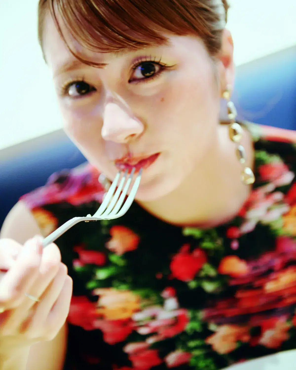 ももクロ・佐々木彩夏、30歳記念の1st写真集『ぺろり』発売！総カロリー2万kcalの“食旅”で「あっという間の30年」を表現