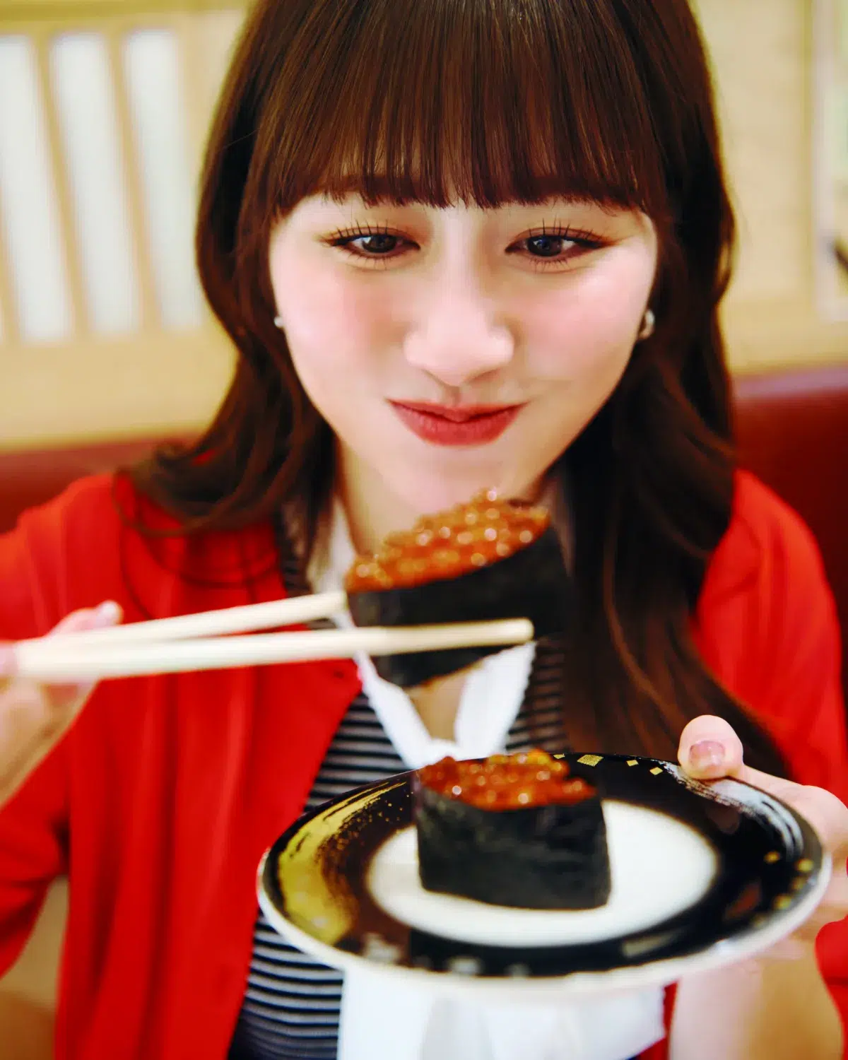 ももクロ・佐々木彩夏、30歳記念の1st写真集『ぺろり』発売！総カロリー2万kcalの“食旅”で「あっという間の30年」を表現