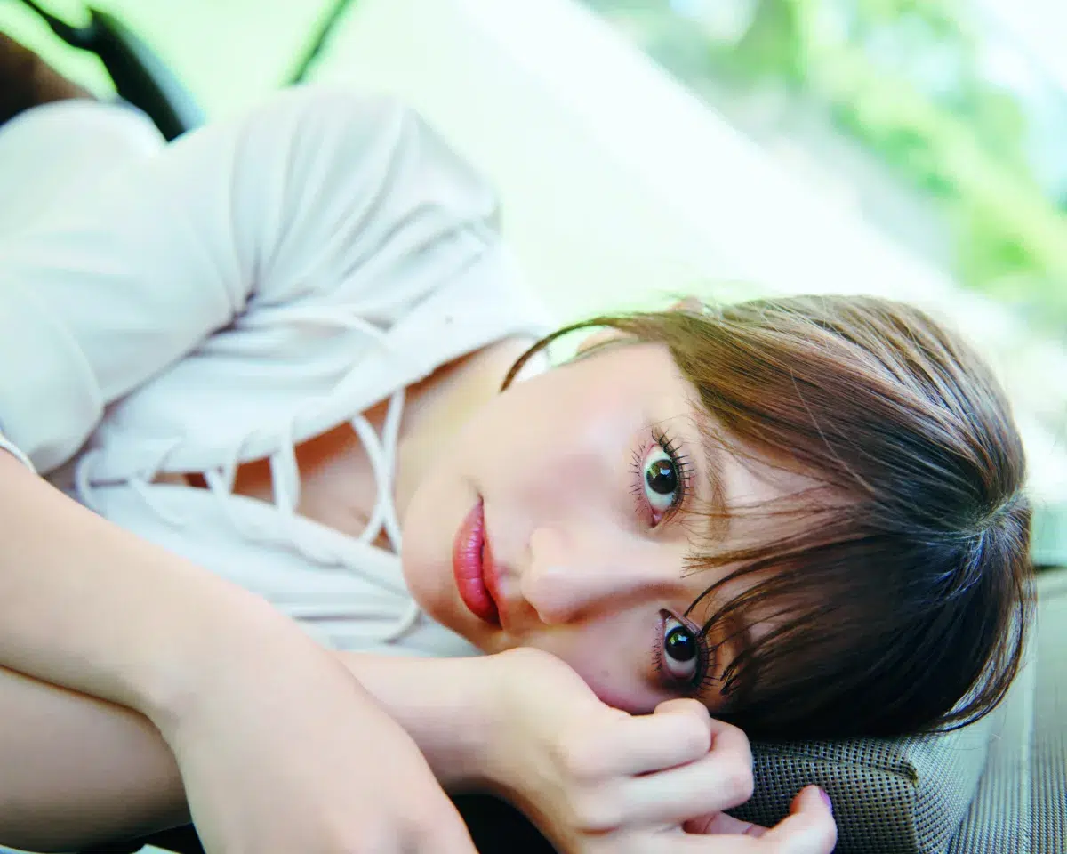 ももクロ・佐々木彩夏、30歳記念の1st写真集『ぺろり』発売！総カロリー2万kcalの“食旅”で「あっという間の30年」を表現