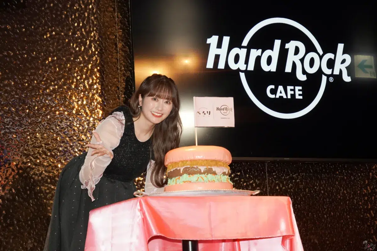 ももクロ・佐々木彩夏、30歳記念の1st写真集『ぺろり』発売！総カロリー2万kcalの“食旅”で「あっという間の30年」を表現