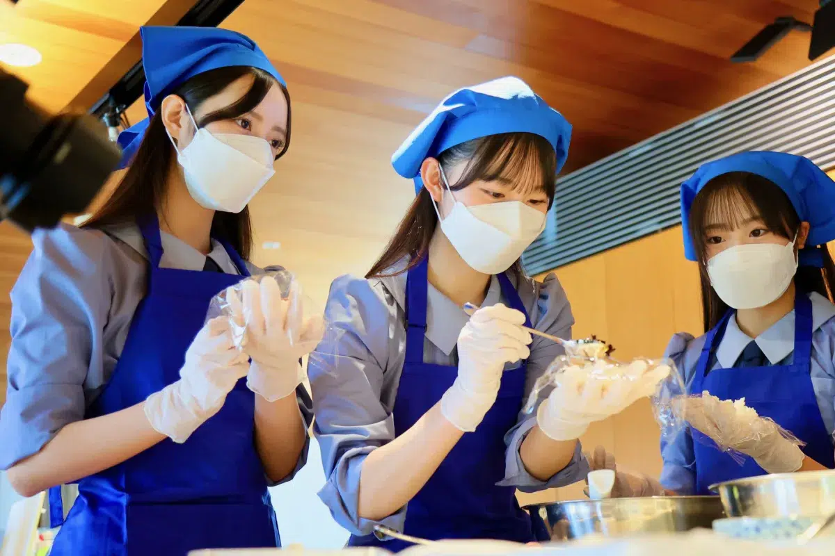 AKB48 21期研究生が「ロナルド・マクドナルド・ハウス」東大ハウスを初訪問!おむすび作りのボランティア体験や「青いマックの日」参加決定も 6 AKB48 21期研究生が「ロナルド・マクドナルド・ハウス」東大ハウスを初訪問!おむすび作りのボランティア体験や「青いマックの日」参加決定も