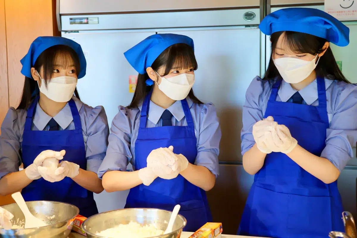 AKB48 21期研究生が「ロナルド・マクドナルド・ハウス」東大ハウスを初訪問!おむすび作りのボランティア体験や「青いマックの日」参加決定も 7 AKB48 21期研究生が「ロナルド・マクドナルド・ハウス」東大ハウスを初訪問!おむすび作りのボランティア体験や「青いマックの日」参加決定も