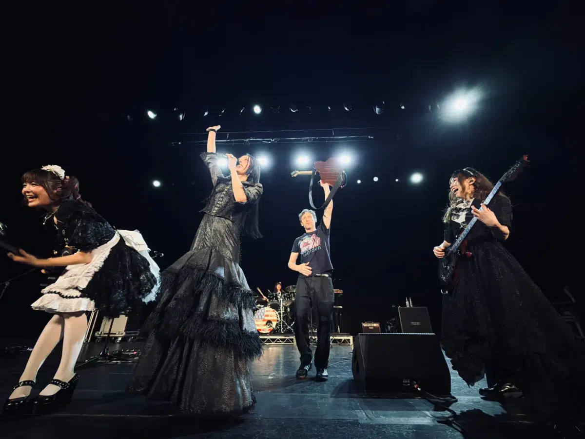 BAND-MAID、北米ツアーLA公演にて、伝統ある大型ライブハウスをソールドアウト！世界的メガバンド・インキュバスのマイク・アインジガーとサプライズ共演