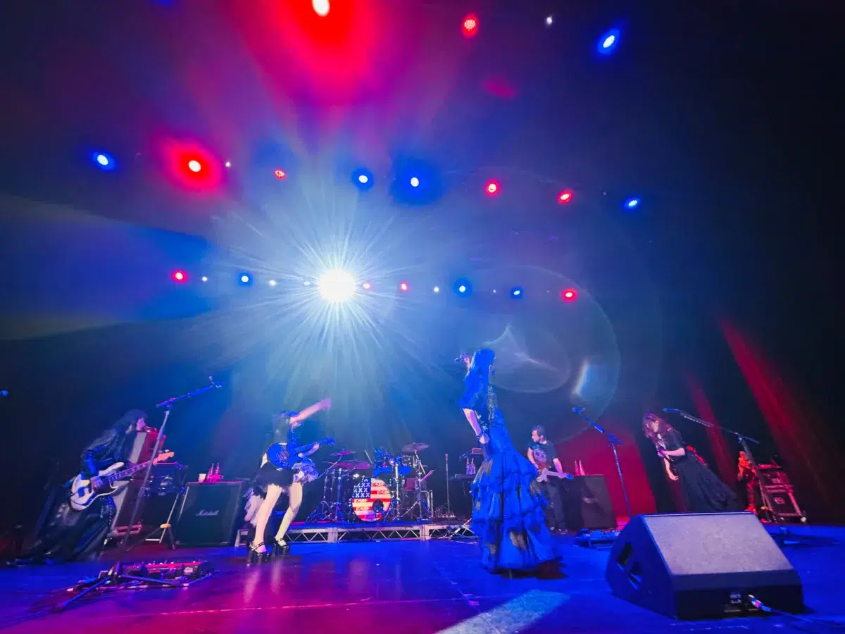BAND-MAID、北米ツアーLA公演にて、伝統ある大型ライブハウスをソールドアウト！世界的メガバンド・インキュバスのマイク・アインジガーとサプライズ共演