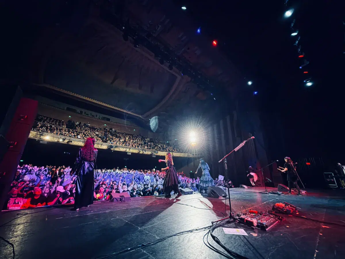 BAND-MAID、北米ツアーLA公演にて、伝統ある大型ライブハウスをソールドアウト！世界的メガバンド・インキュバスのマイク・アインジガーとサプライズ共演