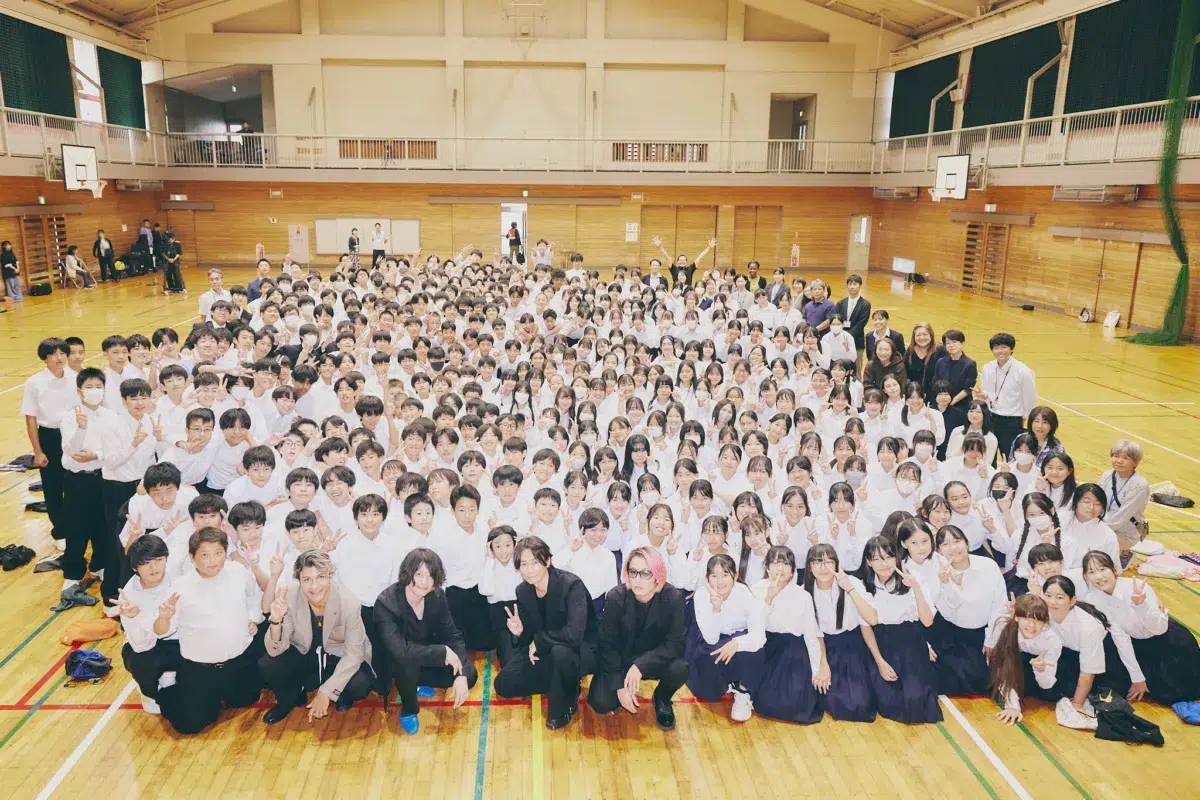 [Alexandros]白井眞輝(Gt)の母校・相模原市立相模台中学校にメンバー全員が特別授業に参加！