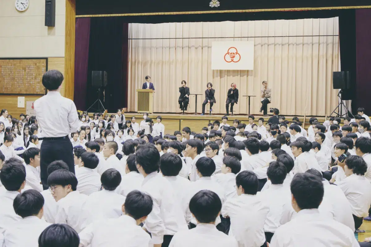 [Alexandros]白井眞輝(Gt)の母校・相模原市立相模台中学校にメンバー全員が特別授業に参加！