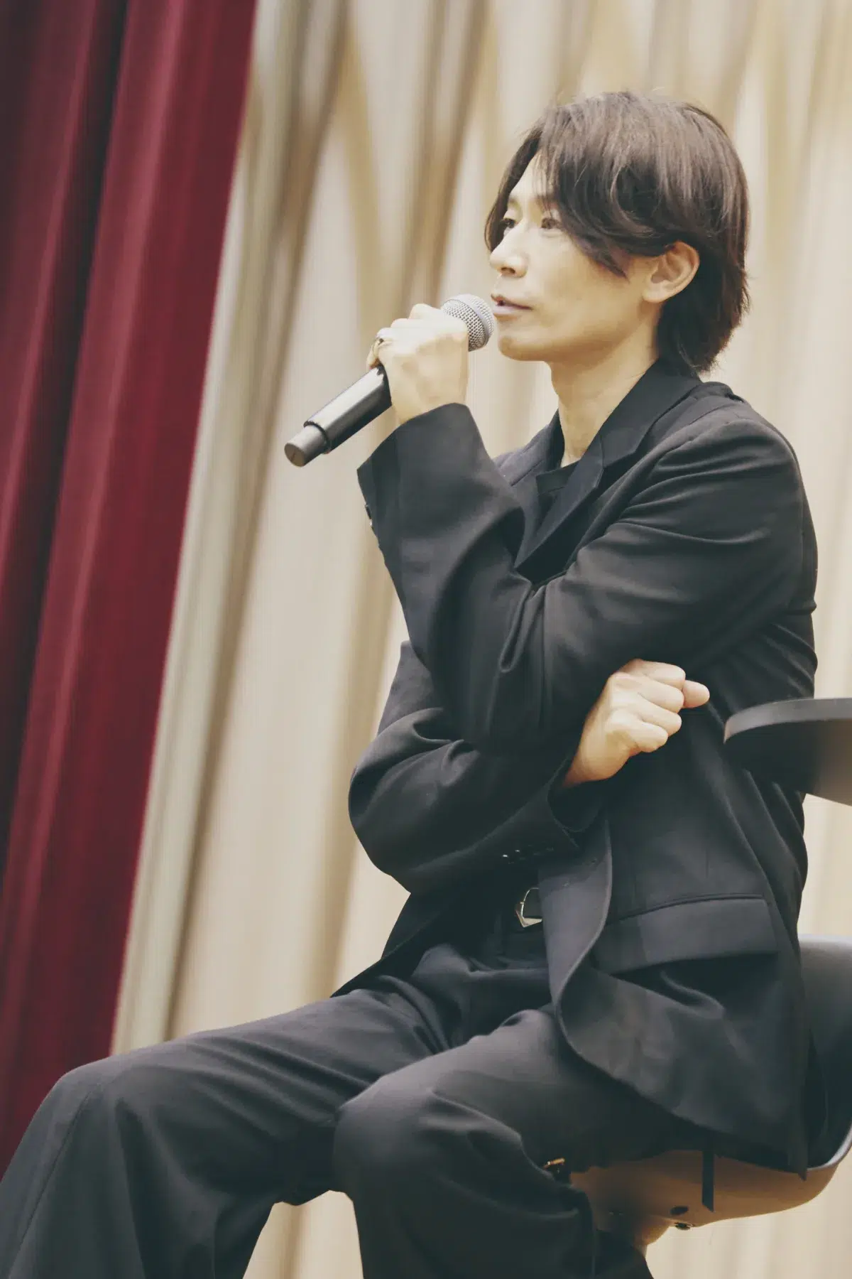 [Alexandros]白井眞輝(Gt)の母校・相模原市立相模台中学校にメンバー全員が特別授業に参加！