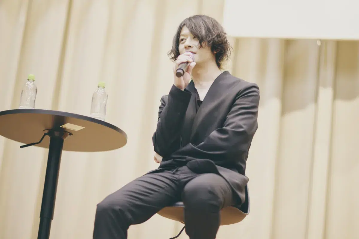 [Alexandros]白井眞輝(Gt)の母校・相模原市立相模台中学校にメンバー全員が特別授業に参加！