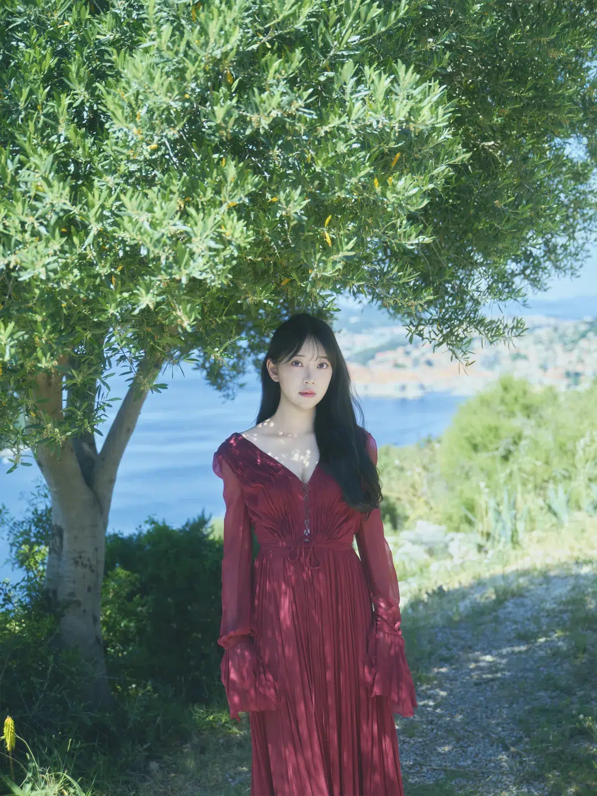 堀未央奈、30歳の誕生日に6年ぶり写真集『深紅の余韻』発売！純白ドレスで登場し自己採点は「300000点」