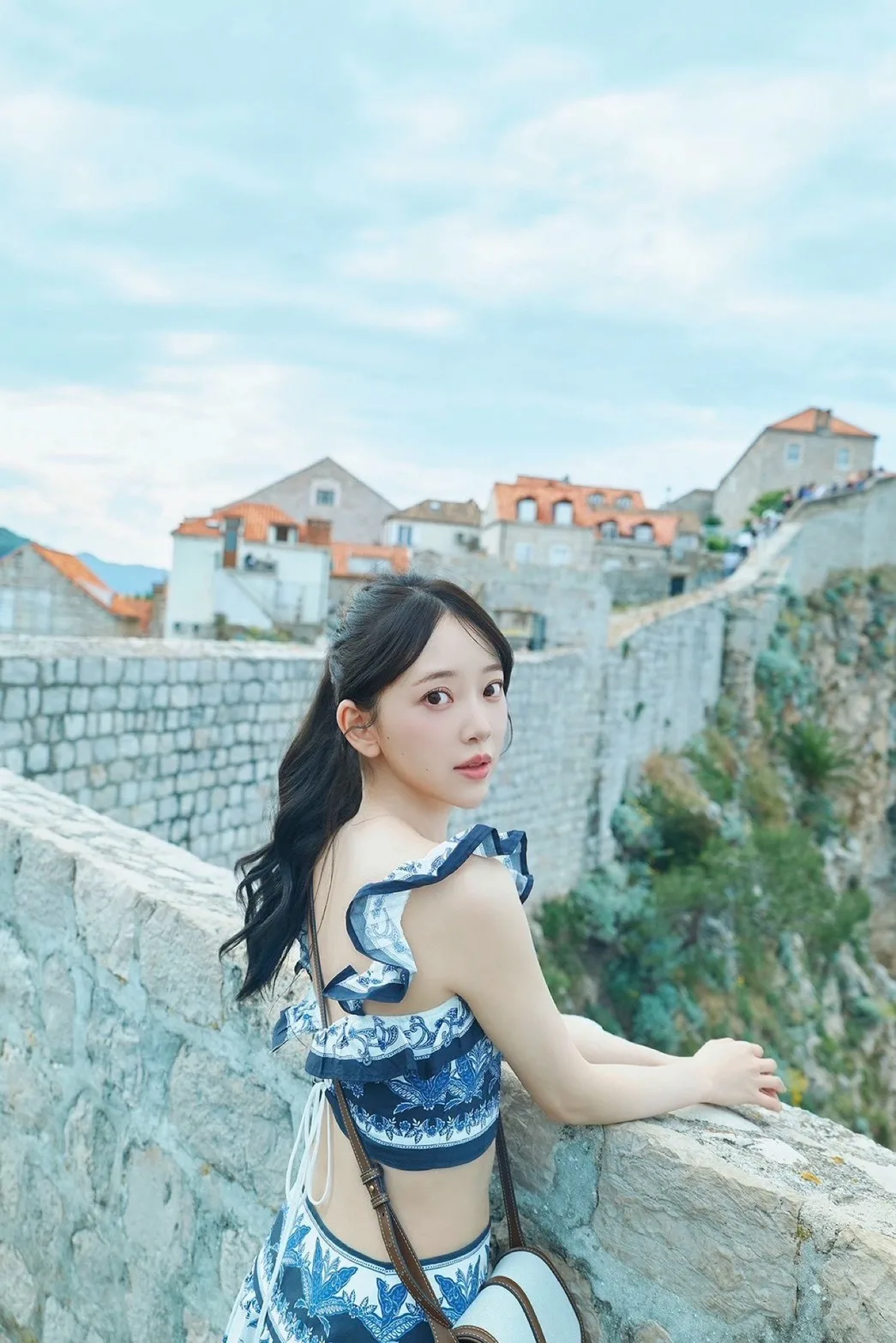 堀未央奈、30歳の誕生日に6年ぶり写真集『深紅の余韻』発売！純白ドレスで登場し自己採点は「300000点」