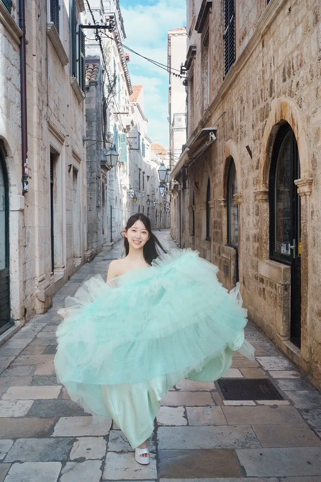 堀未央奈、30歳の誕生日に6年ぶり写真集『深紅の余韻』発売！純白ドレスで登場し自己採点は「300000点」