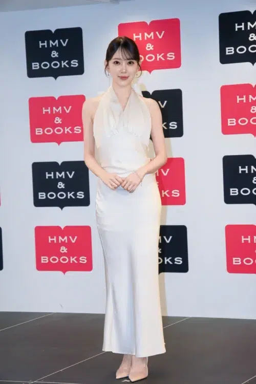 堀未央奈、30歳の誕生日に6年ぶり写真集『深紅の余韻』発売！純白ドレスで登場し自己採点は「300000点」