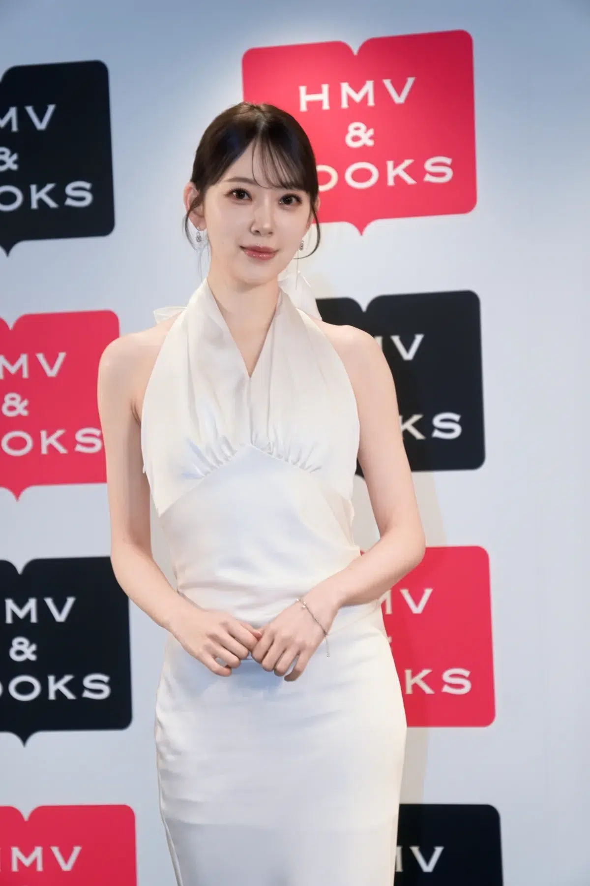 堀未央奈、30歳の誕生日に6年ぶり写真集『深紅の余韻』発売！純白ドレスで登場し自己採点は「300000点」