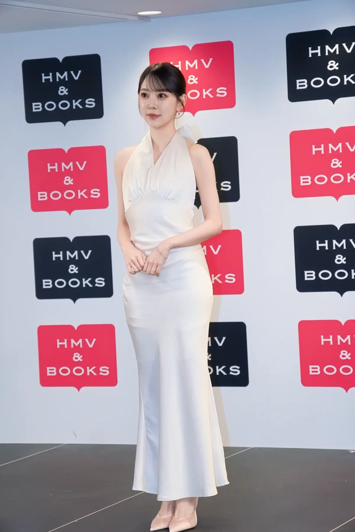 堀未央奈、30歳の誕生日に6年ぶり写真集『深紅の余韻』発売！純白ドレスで登場し自己採点は「300000点」