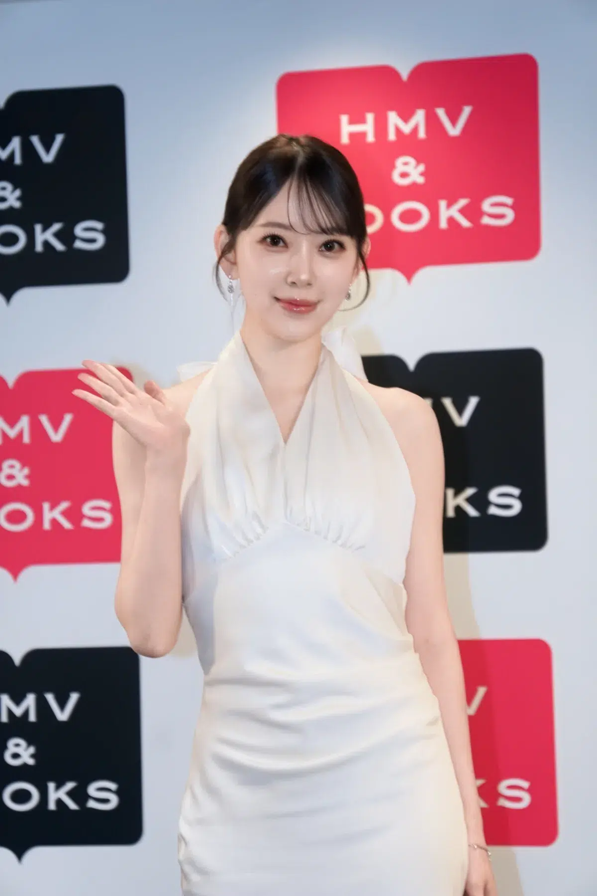 堀未央奈、30歳の誕生日に6年ぶり写真集『深紅の余韻』発売！純白ドレスで登場し自己採点は「300000点」