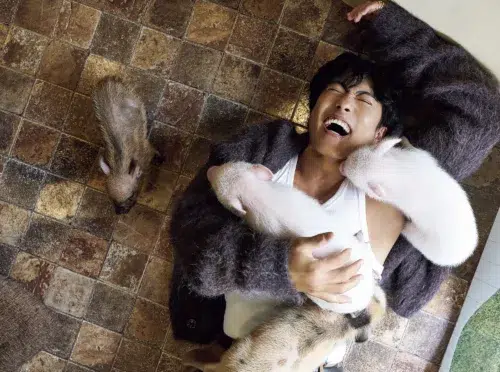 GENERATIONS中務裕太、初写真集『1000%』発売当日に異例の重版決定！過酷な肉体改造や“筋肉クッション”制作秘話を明かす
