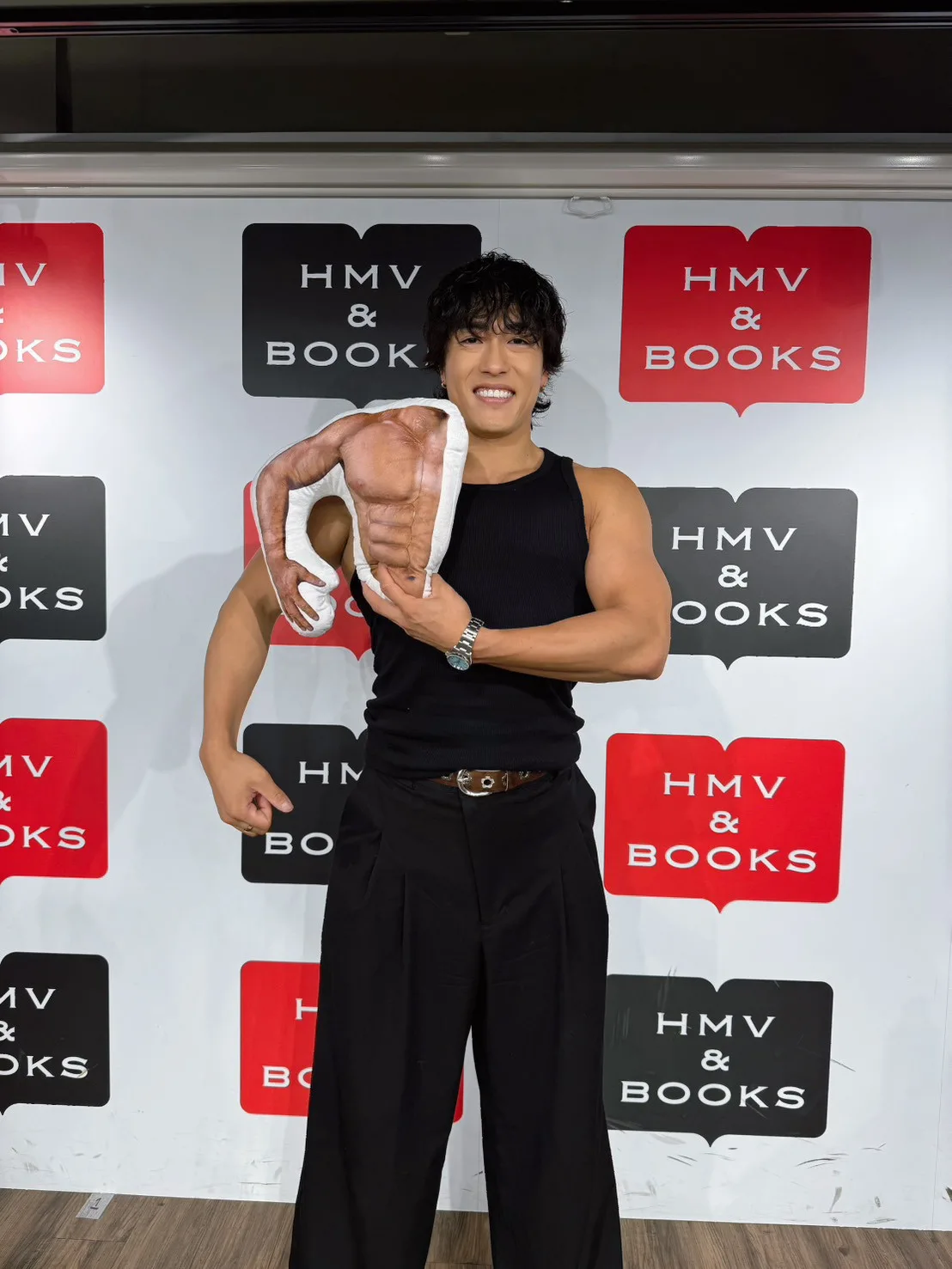 GENERATIONS中務裕太、初写真集『1000%』発売当日に異例の重版決定！過酷な肉体改造や“筋肉クッション”制作秘話を明かす