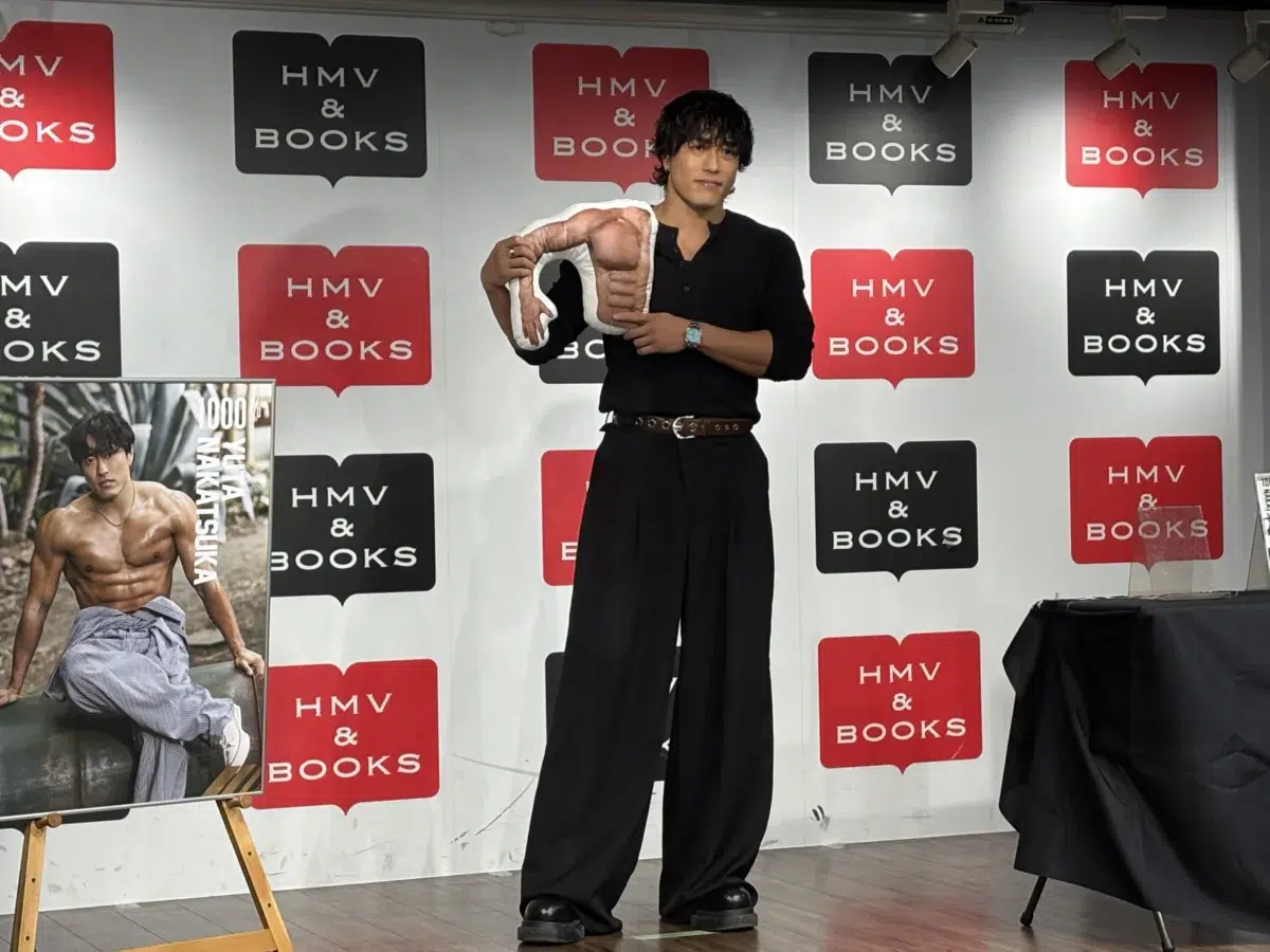 GENERATIONS中務裕太、初写真集『1000%』発売当日に異例の重版決定！過酷な肉体改造や“筋肉クッション”制作秘話を明かす