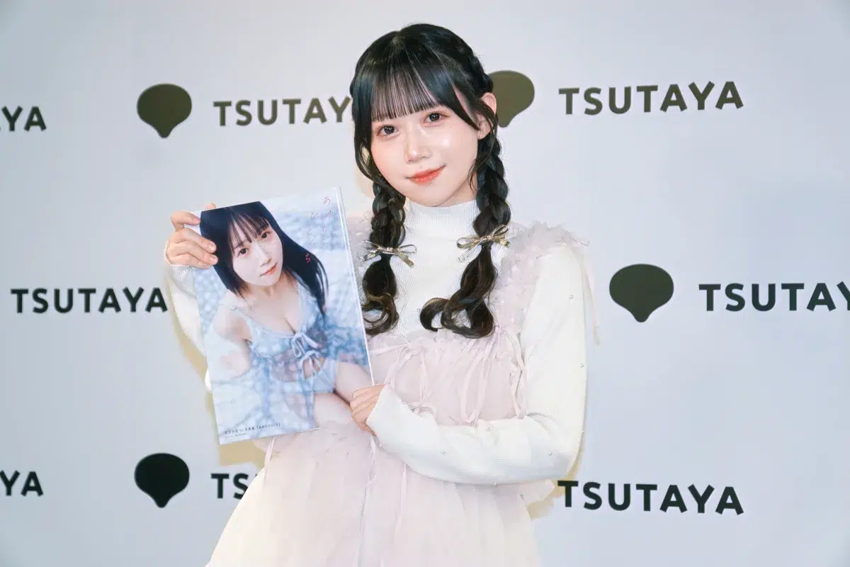 NOBROCK TVでブレイクの新居歩美、待望の1st写真集発売！本気セルフプロデュースで挑んだ意欲作に「想像を超えてくる見ごたえ」と自信の120点