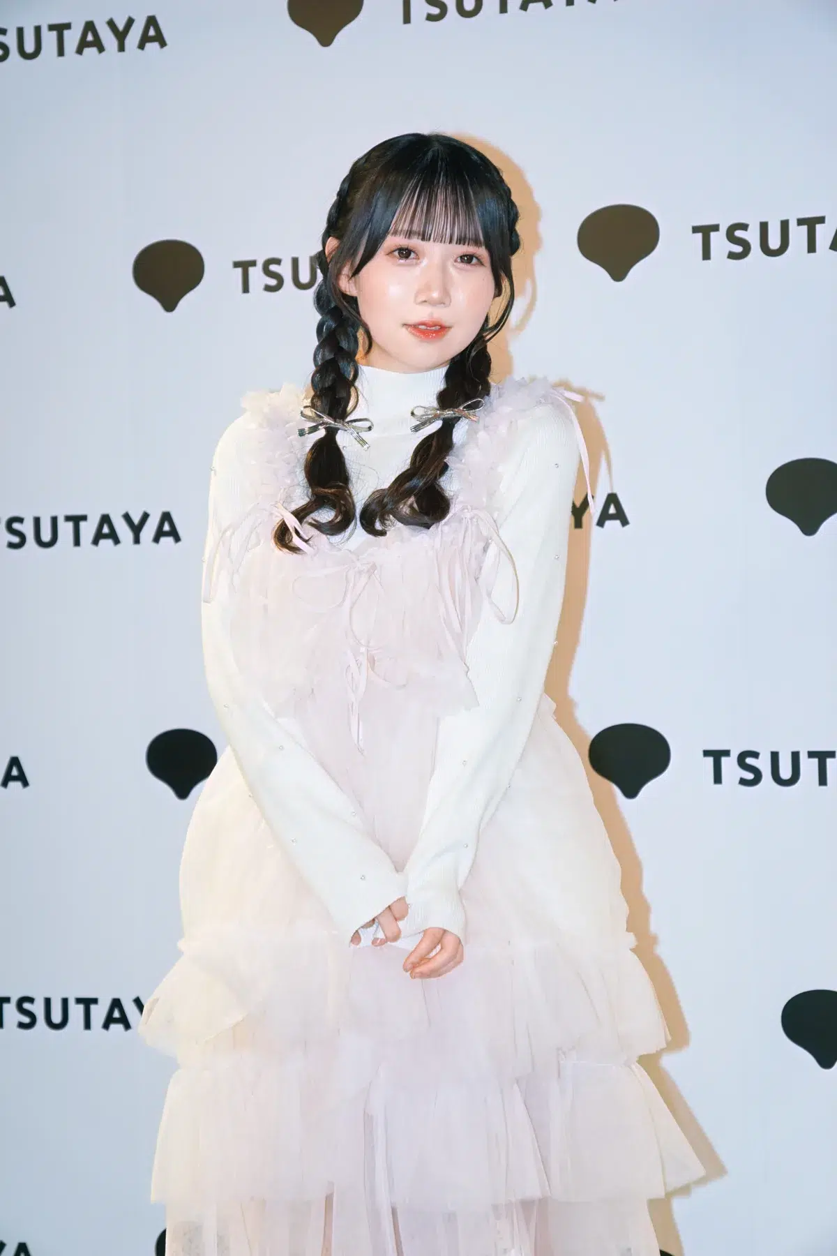 NOBROCK TVでブレイクの新居歩美、待望の1st写真集発売！本気セルフプロデュースで挑んだ意欲作に「想像を超えてくる見ごたえ」と自信の120点