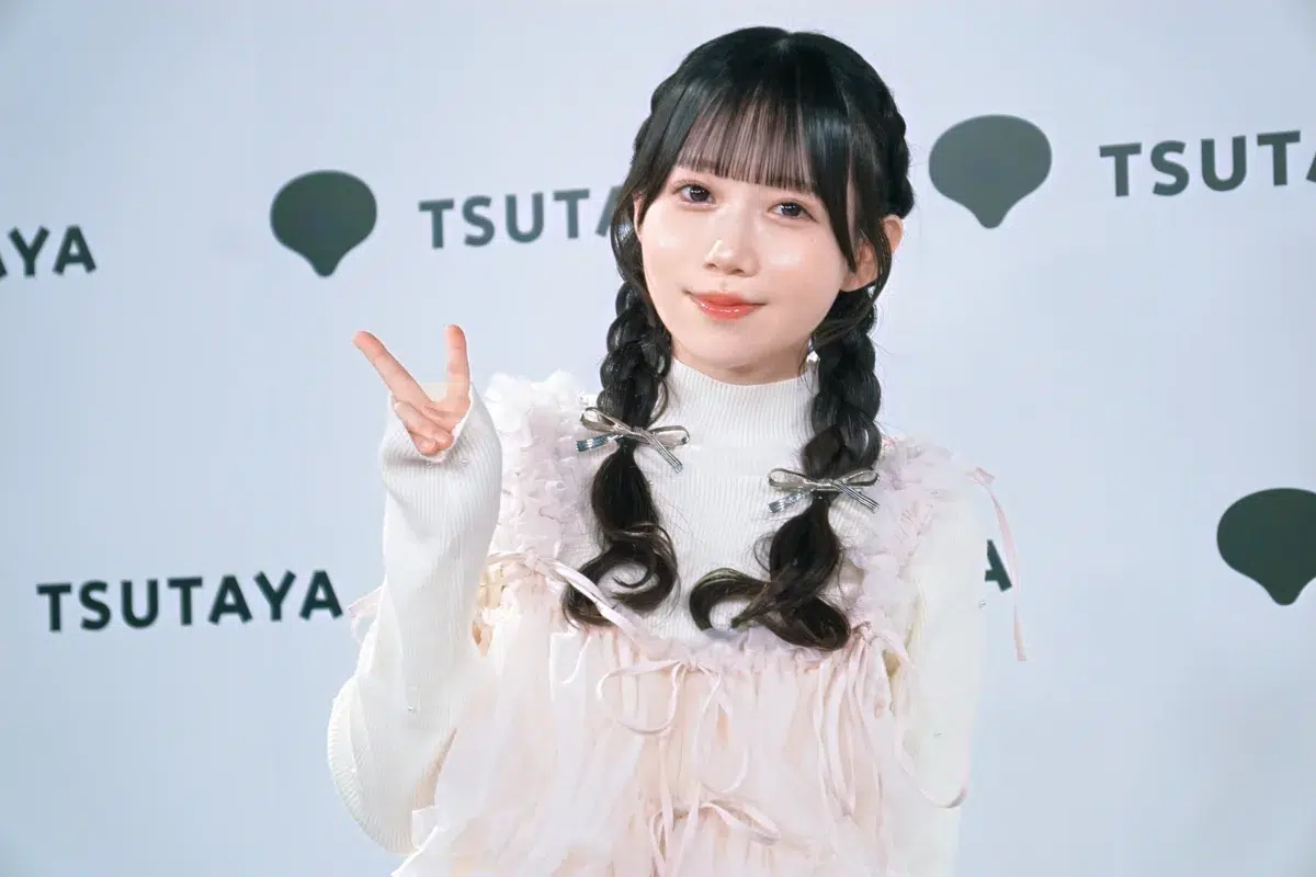 NOBROCK TVでブレイクの新居歩美、待望の1st写真集発売！本気セルフプロデュースで挑んだ意欲作に「想像を超えてくる見ごたえ」と自信の120点