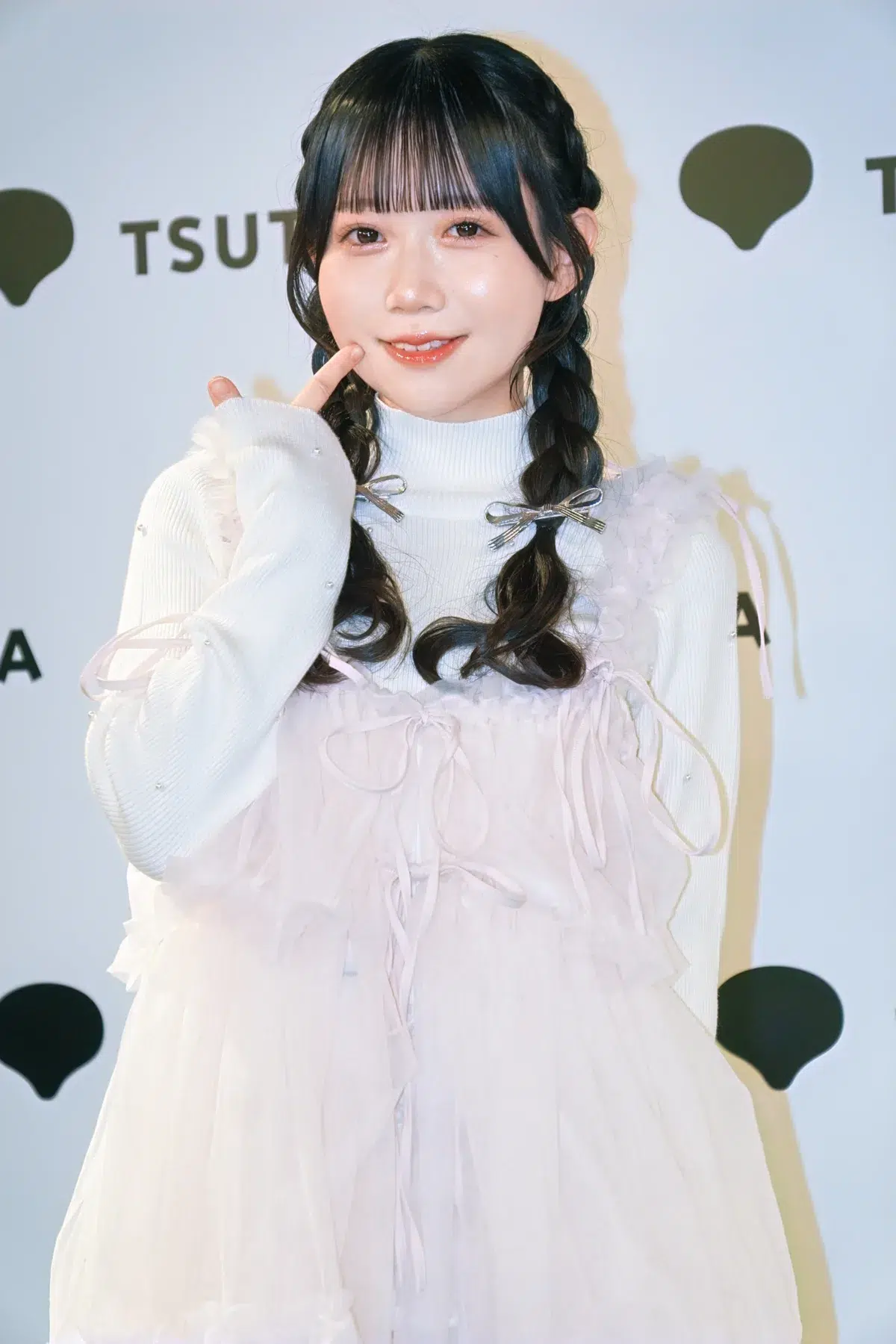 NOBROCK TVでブレイクの新居歩美、待望の1st写真集発売！本気セルフプロデュースで挑んだ意欲作に「想像を超えてくる見ごたえ」と自信の120点