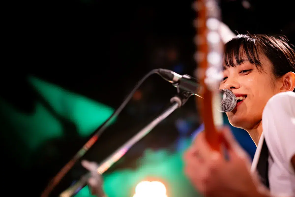 岸本ゆめの、カジヒデキ提供曲から中島卓偉の新曲初披露まで！ロックもレゲエもソウルも自在に乗りこなす圧倒的ボーカルで新代田FEVERを揺らした渾身のステージ