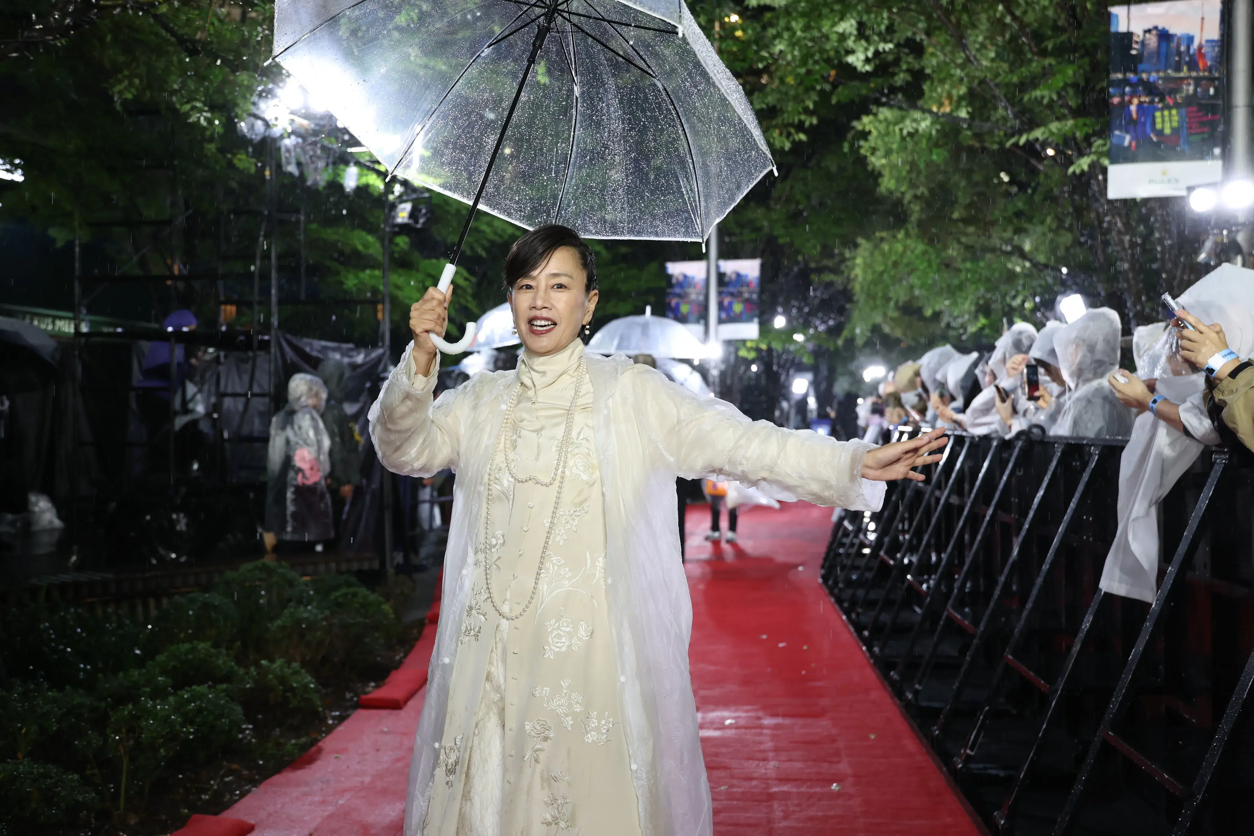【第39回東京国際映画祭】中島健人、岡田准一ら総勢262名がレッドカーペットに集結!雨を飾る華やかな開幕セレモニー 305 【第39回東京国際映画祭】中島健人、岡田准一ら総勢262名がレッドカーペットに集結!雨を飾る華やかな開幕セレモニー
