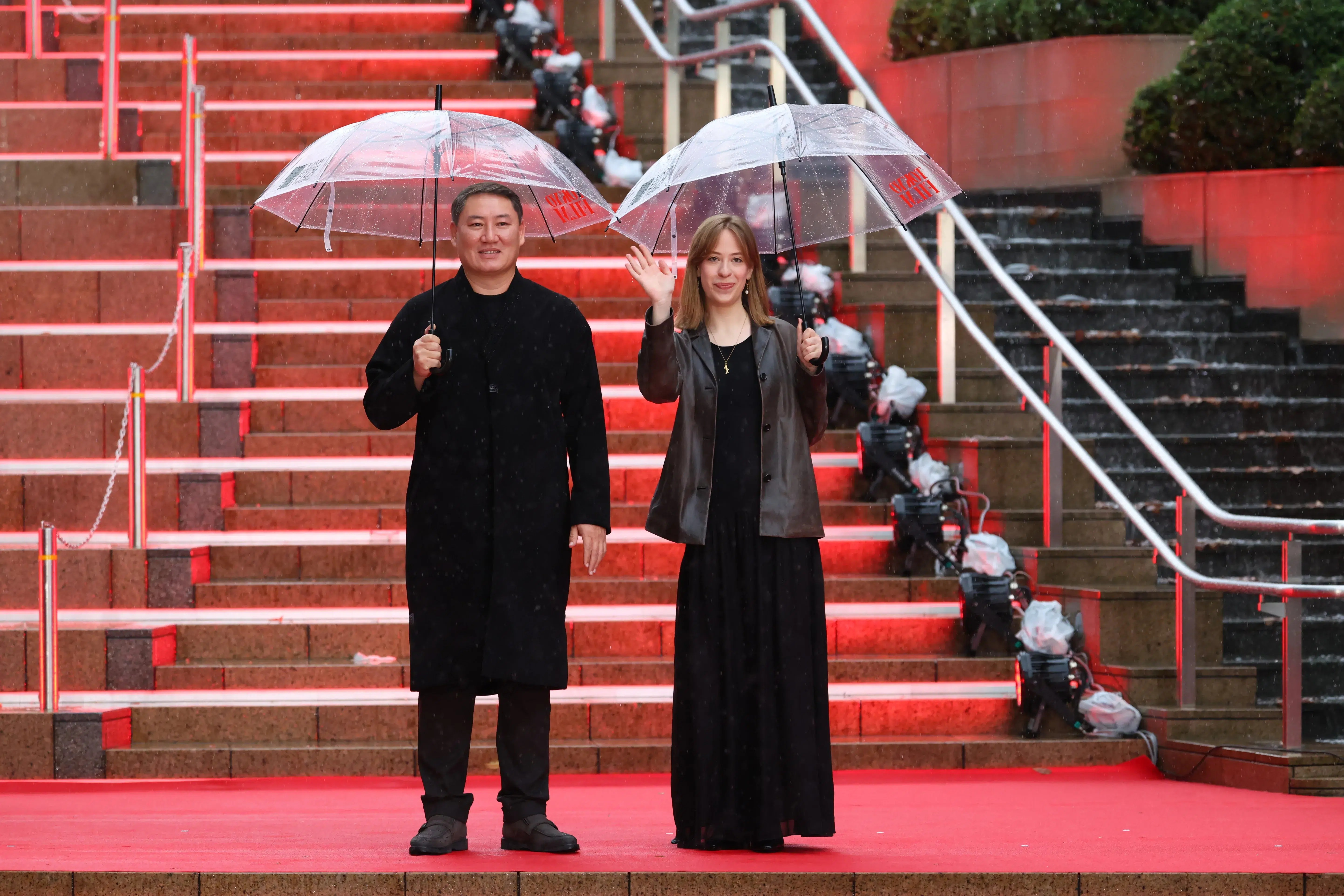 【第39回東京国際映画祭】中島健人、岡田准一ら総勢262名がレッドカーペットに集結!雨を飾る華やかな開幕セレモニー 101 【第39回東京国際映画祭】中島健人、岡田准一ら総勢262名がレッドカーペットに集結!雨を飾る華やかな開幕セレモニー