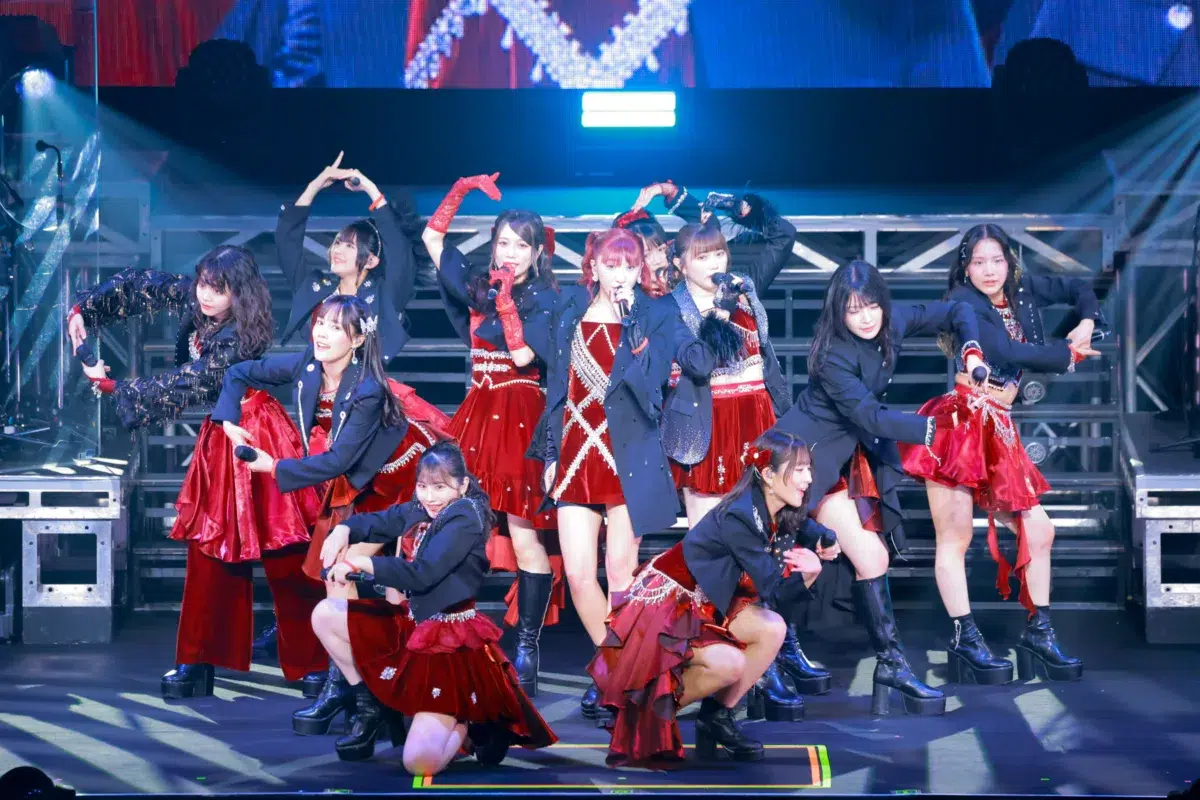 つばきファクトリー秋山眞緒、日本武道館で涙と笑顔の卒業「あなたらしい花を咲かせて」——生バンドを従え駆け抜けた10年の集大成 3 つばきファクトリー秋山眞緒、日本武道館で涙と笑顔の卒業「あなたらしい花を咲かせて」——生バンドを従え駆け抜けた10年の集大成