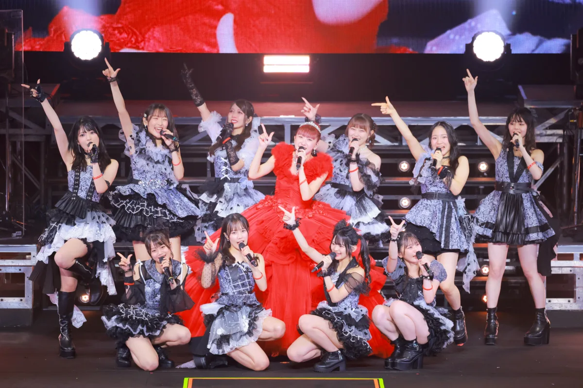 つばきファクトリー秋山眞緒、日本武道館で涙と笑顔の卒業「あなたらしい花を咲かせて」——生バンドを従え駆け抜けた10年の集大成 2 つばきファクトリー秋山眞緒、日本武道館で涙と笑顔の卒業「あなたらしい花を咲かせて」——生バンドを従え駆け抜けた10年の集大成